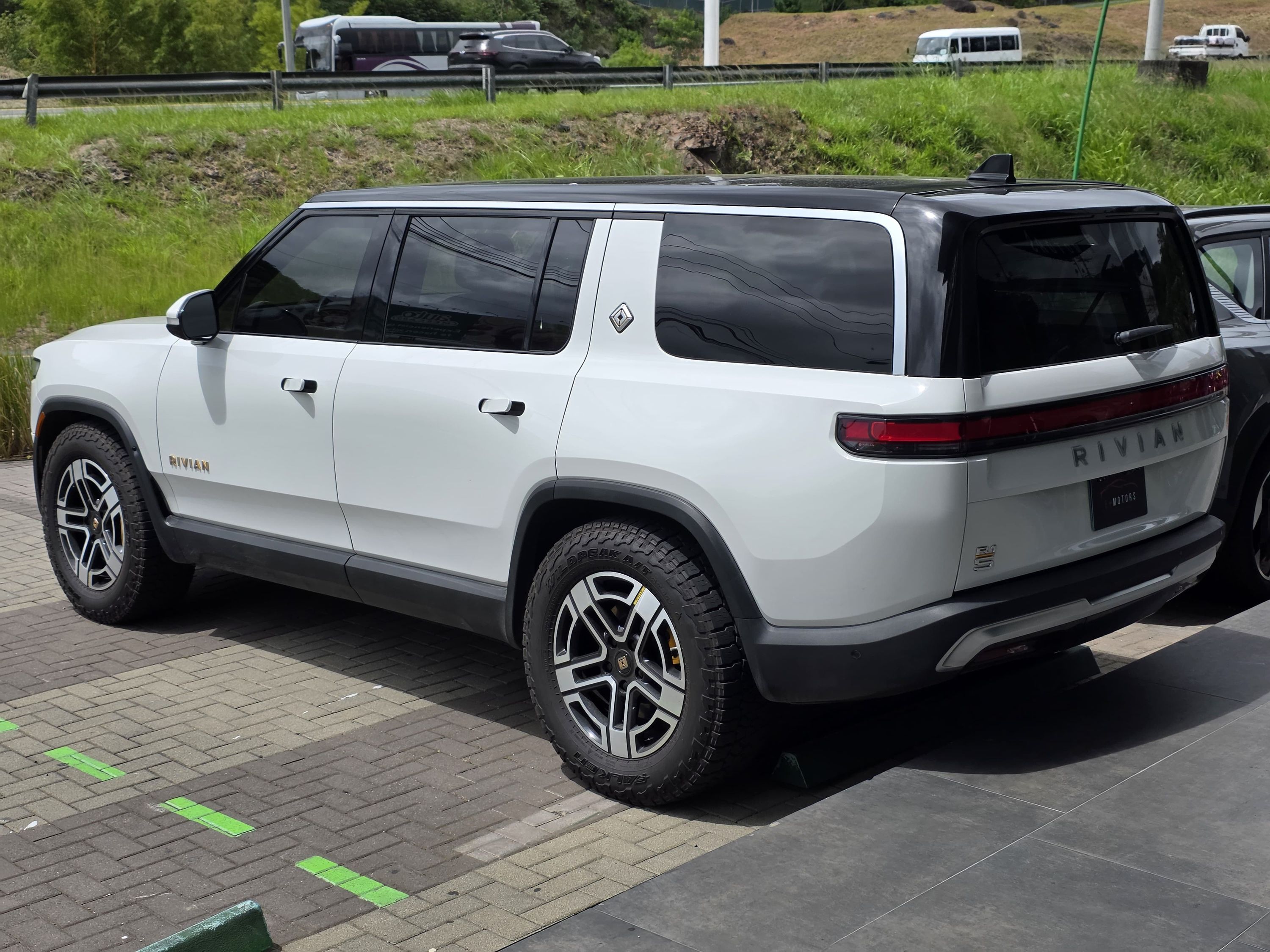 Rivian R1S Quad Motor foto 3