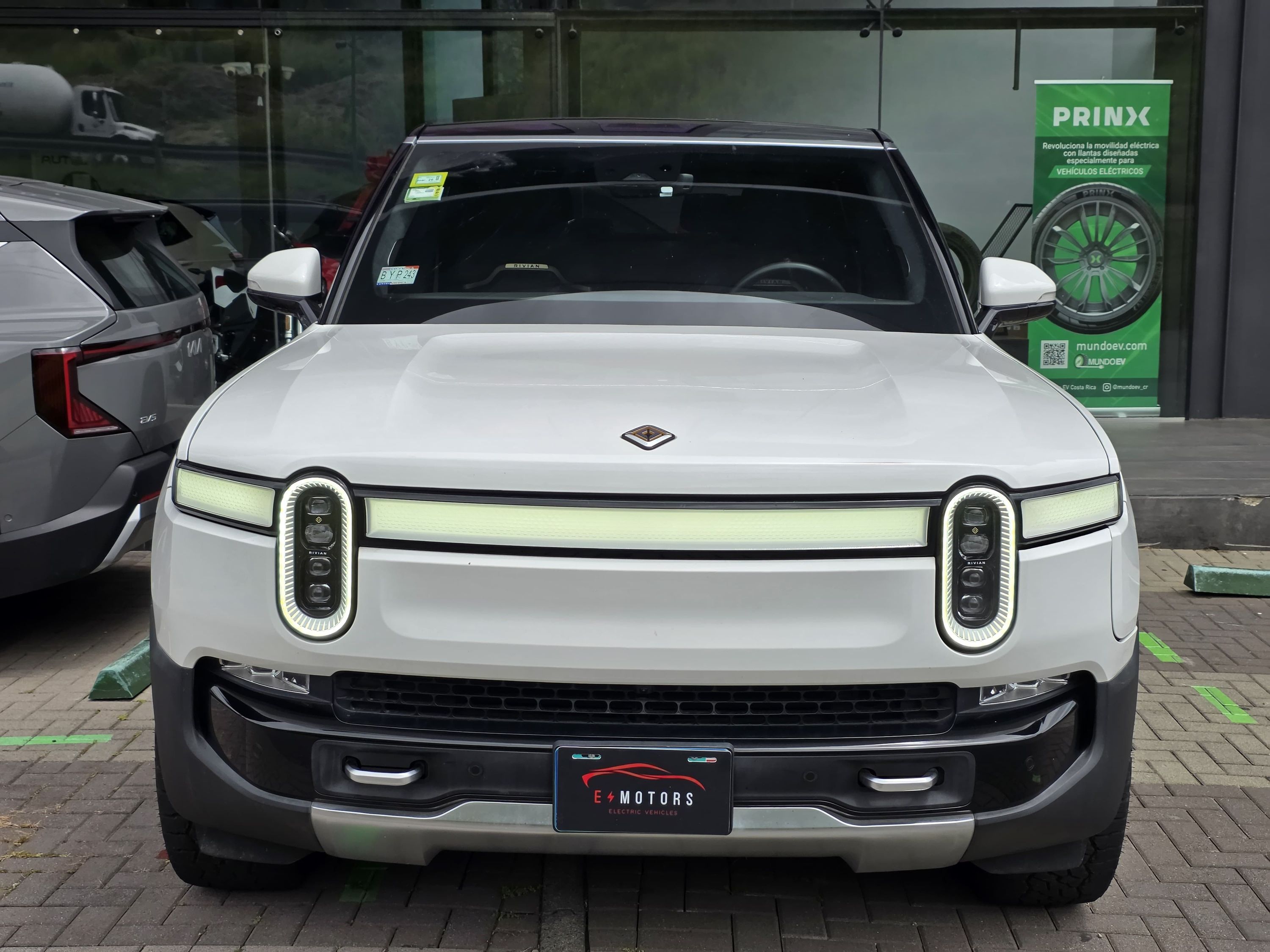 Rivian R1S Quad Motor foto 2
