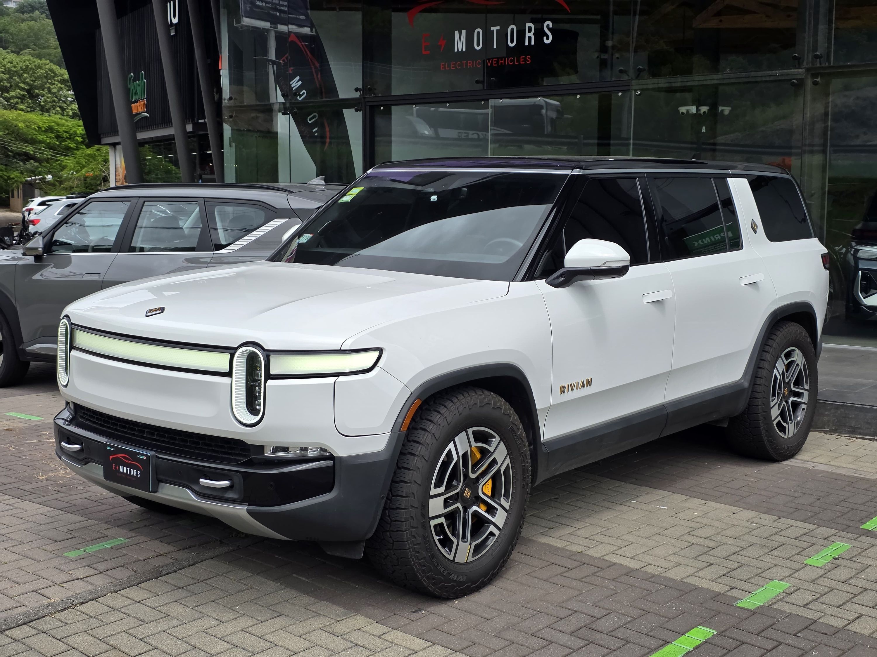 Rivian R1S Quad Motor